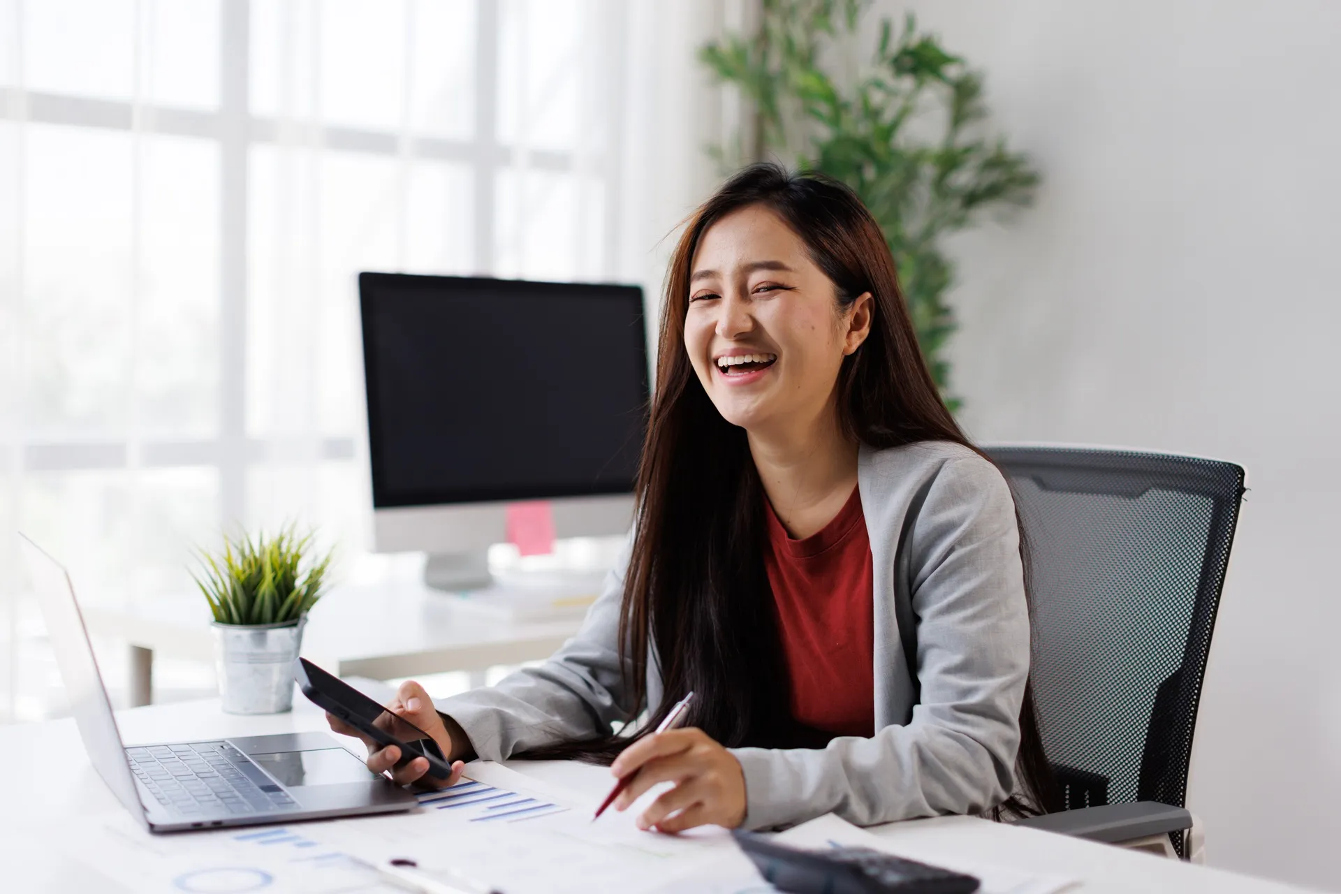 image of woman working Create a Healthier Workspace with our Ergonomic Office Assessments from Pacific Ergonomics