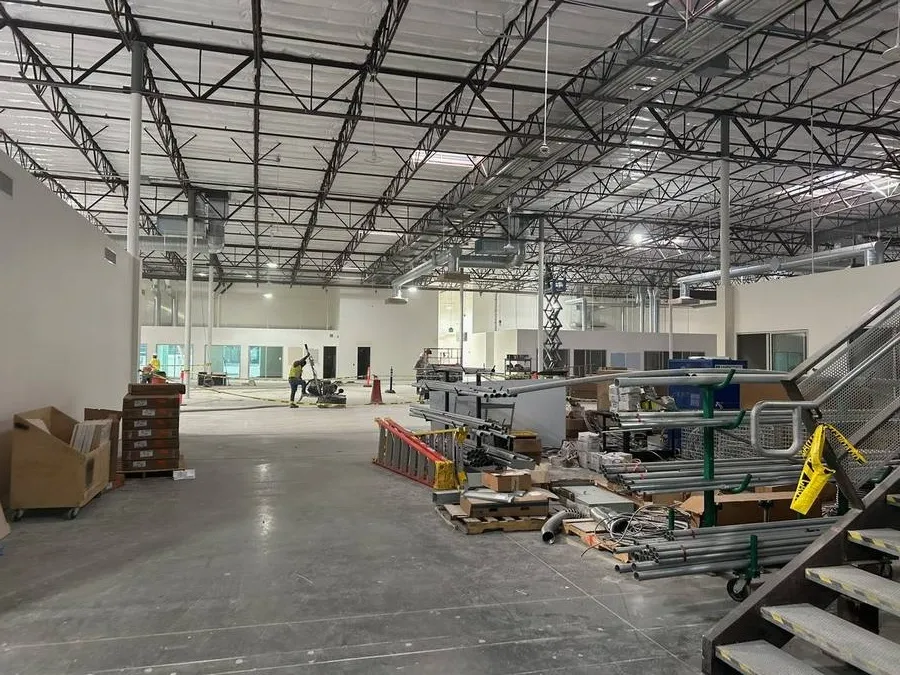 Contemporary curvilinear workstations designed around fixed structural poles: curved runs flow naturally around each column, turning a constraint into a design feature. Limited floor core locations required precise layout planning across the full floor.
